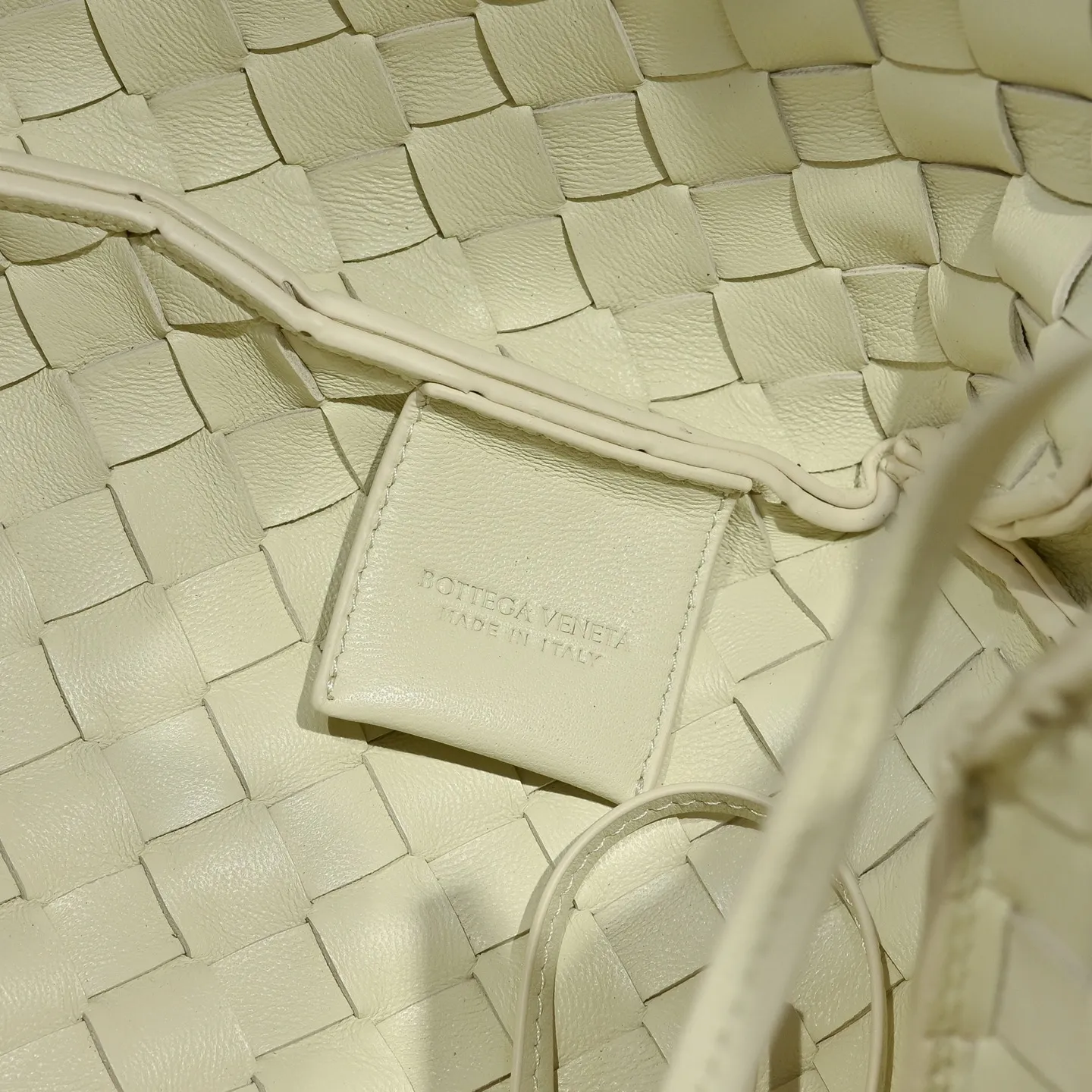 Batch 2160 new products are coming! BOTTEGA VENETA Bottega Veneta's 2025 new Campana shoulder bag is on the market~ First of all, I would like to praise the weight of this bag. As a not too small bag, it is very light for daily use. For people like me who need to carry a lot of belongings when going out, this advantage is great, and it greatly reduces the burden of traveling. 🛍️The shape is a bit like a combination of parachute and jodie. The blunt triangle shape is cute and honest. Carrying it on your back when going shopping is a good mood accelerator. The handles and body of the bag are both classic weaves. A tie is added to the original open design. If it is not tied up, the bag will look like a small vegetable basket when carried. Style number: 4249 Size: 33*20*16.5cm